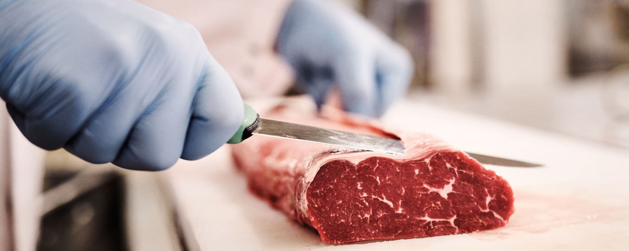 Fleischzubereitung Ein Stück Fleicsh wird fachmännisch zerlegt