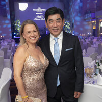 v.l. Moderatorin Nova Meierhenrich und Hoteldirektor Tashi Takang v.l. Moderatorin Nova Meierhenrich und Hoteldirektor Tashi Takang