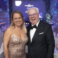 v.l. Moderatorin Nova Meierhenrich und Blauer Ball Initiator Günter Ehnert v.l. Moderatorin Nova Meierhenrich und Blauer Ball Initiator Günter Ehnert