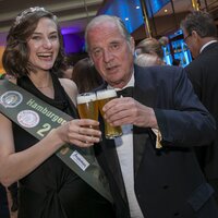 Franziska Wilhelm(Hamburger Bierkönigin 2025) und Enno Freiherr von Ruffin Franziska Wilhelm(Hamburger Bierkönigin 2025) und Enno Freiherr von Ruffin