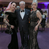 Unternehmerinnen Bella la Donna (l.) und Julia Dabir (r.) mit Günter Ehnert Unternehmerinnen Bella la Donna (l.) und Julia Dabir (r.) mit Günter Ehnert