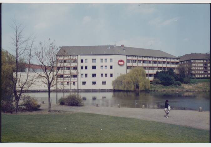 In Hamburg-Barmbek entstehen Hauptverwaltung, Fleischerei und Zentralküche. Die Gründung der Block Menü erfolgt 1978.